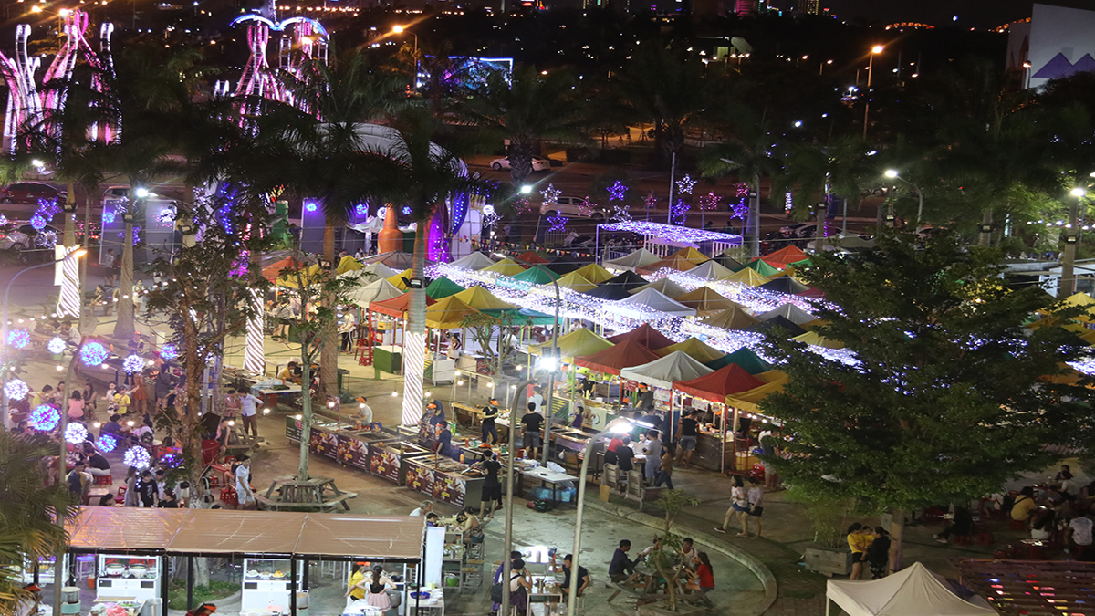 Các hoạt động diễn ra ở chợ đêm luôn thu hút hàng trăm lượt khách mỗi ngày